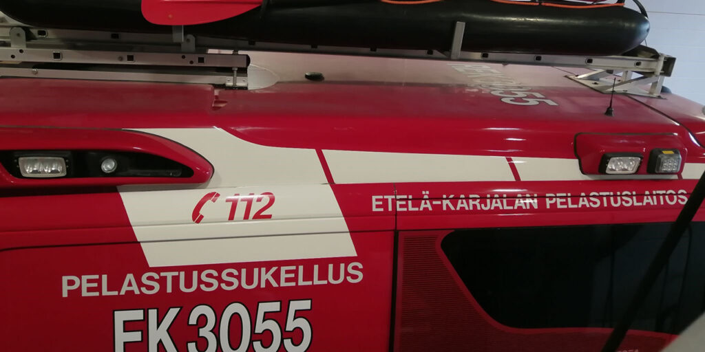 Red rescue vehicle with the text: Pelastussukellus