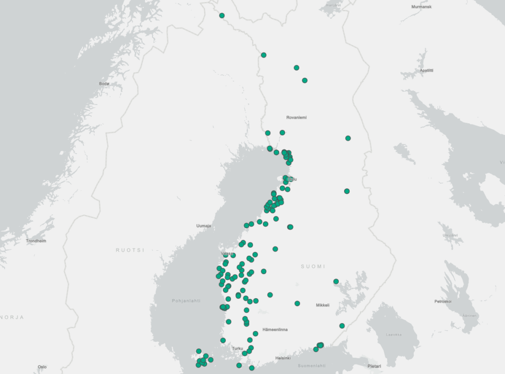 Suomen kartta, johon merkitty tuulipuistojen sijainnit vihreillä pisteillä. Puistojen sijainnit keskittyneet vahvasti länsirannikolle ja Ahvenanmaalle.
