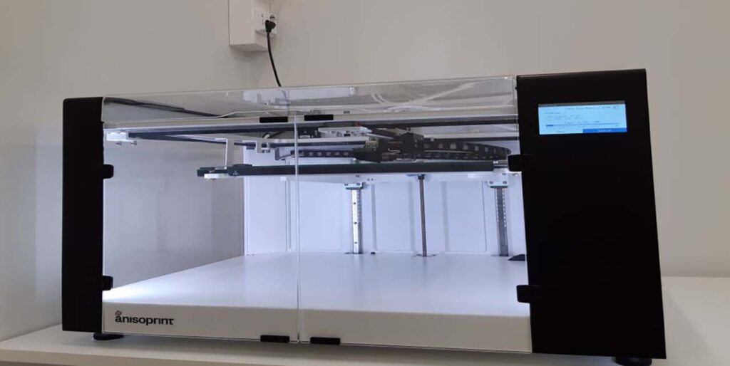 Anisoprint 3D-tulostin, leveys 460х syvyys 297х korkeus 210mm, valkoisella pöydällä.
