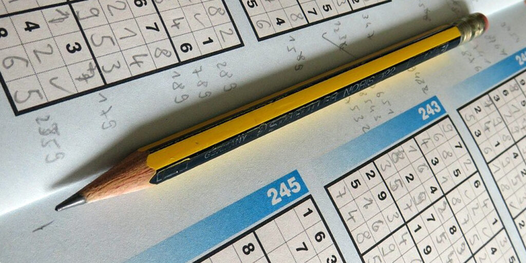 Sudoku vihko jossa lyijykynällä tehtyjä merkintöjä