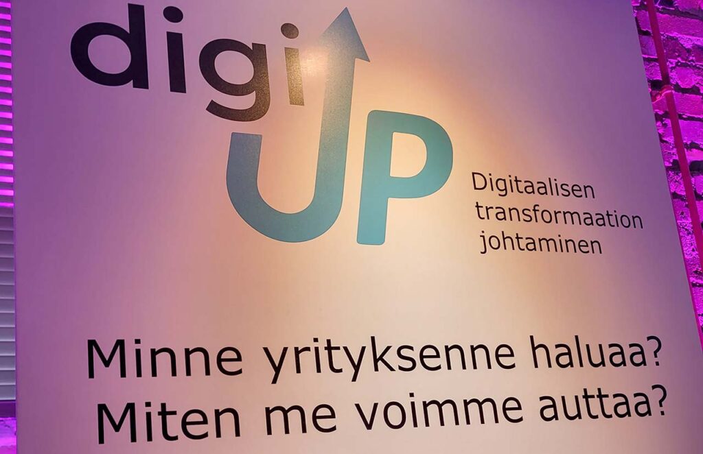 [Alt-teksti: Isossa julisteessa tekstit digi up digitaalisen transformaation johtaminen minne yrityksenne haluaa miten me voimme auttaa.]