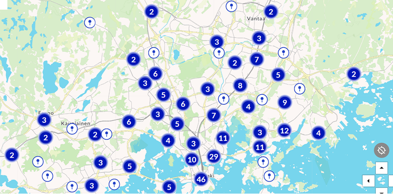 Karttakuva pääkaupunkiseudulta Helsingin, Kauniaisen, Espoon ja Vantaan alueelta. Kuvassa on merkitty kiertotalouspalveluiden toimijat joko valkoisella tai sinisellä pyöreällä merkillä. Valkoinen merkki kuvastaa toimijan paikkaa kartalla. Sinisessä pallossa on numero, joka kertoo toimijoiden määrän siinä kohtaa karttaa. Karttaa suurentamalla saa näiden toimijoiden paikat tarkasti esille.