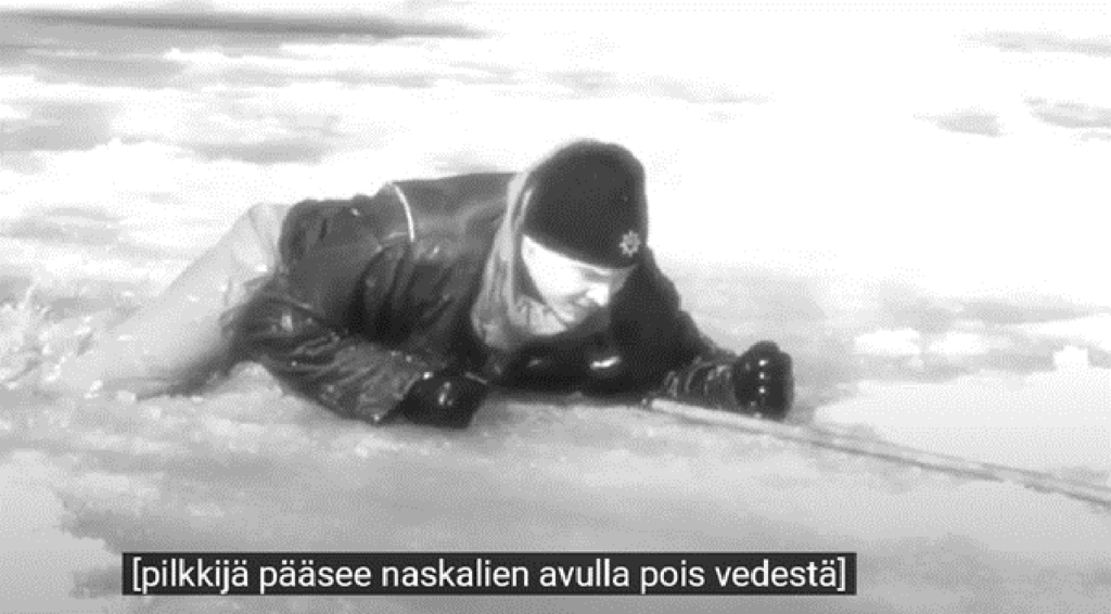 [Alt-teksti: mustavalkoinen kuva, jossa jäihin pudonnut mies pelastautuu naskalien avulla takaisin jäälle. Kuvassa on teksti pilkkijä pääsee naskalien avulla pois vedestä.]