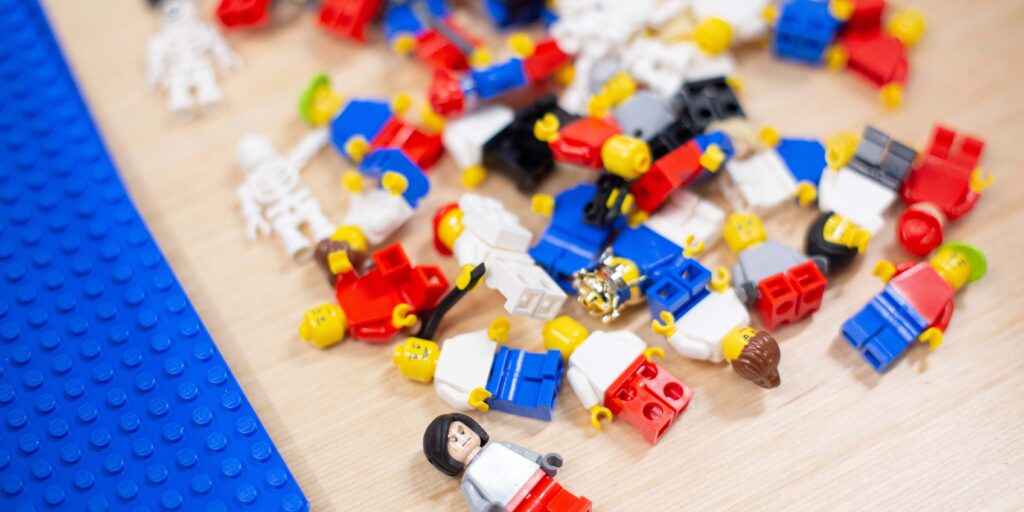 Erilaisia Lego-hahmoja kasassa. 