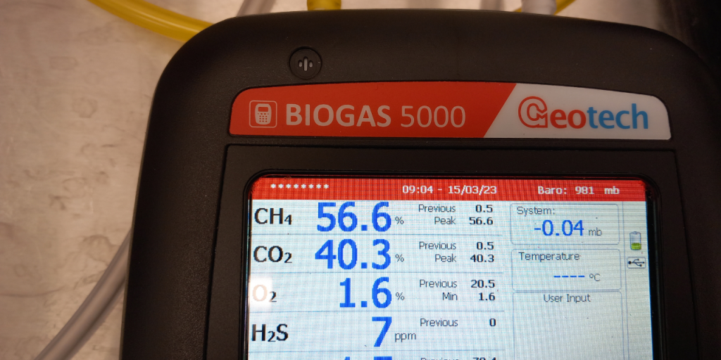 Geotech Biogas 5000 -kaasuanalysaattori, jonka näytöllä näkyvät muun muassa arvot CH4 56.6 %, CO2 40.3 %, O2 1.6 %, H2S 7 ppm, Bal 1.5 % ja Baro 981 mb