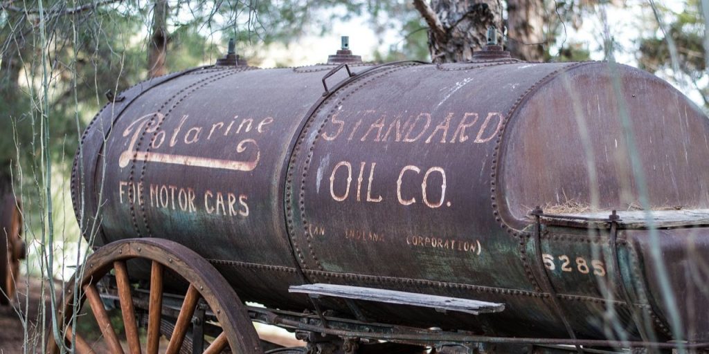 Antiikkinen öljysäiliö puupyörillä.