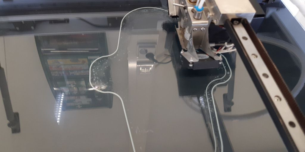 [Maastopyörän takalokasuojan 3D-tulostus on juuri käynnistetty, kuvassa näkyy, kun 3D-tulostimen ekstruuderi lisää sulaa muovia kerros kerrokselta, kunnes kappale on valmis.