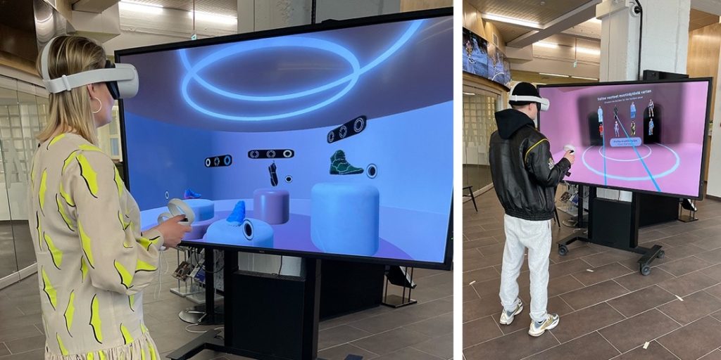Kahden kuvan kollaasi. Molemmissa kuvissa on suuri näyttö, joka esittää virtuaalimaailmaa. Kaksi henkilöä on testaamassa VR-toteutusta virtuaalilasit päässään ja ohjaimet kädessään.