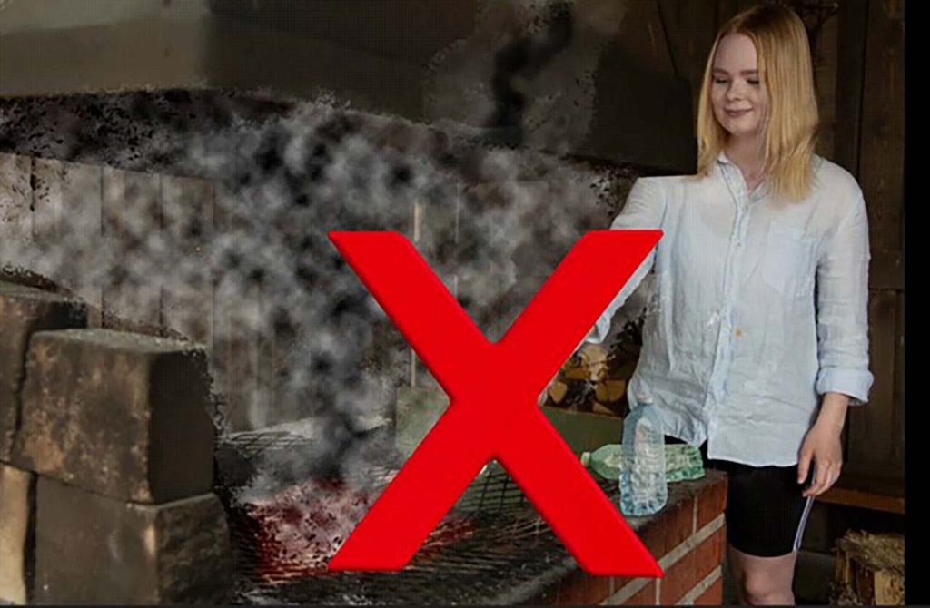 [Alt-teksti: Nainen seisoo suurehkon muuratun avogrillin vieressä ojentaen muovipulloa kohti grilliä. Kuvassa on suuri x-merkki osoittamassa, että muovipulloa ei pidä heittää grilliin.]
