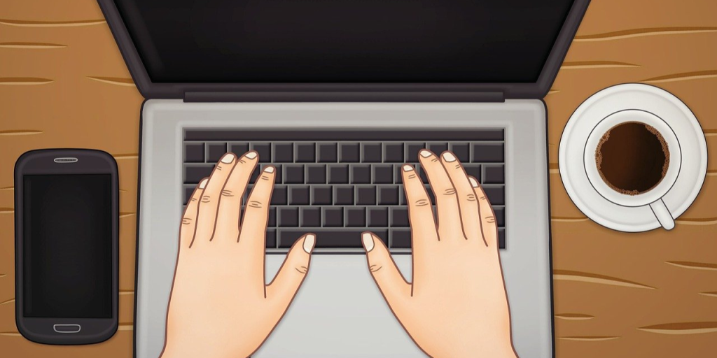 Kannettava tietokone, jonka päällä ovat kädet kirjoittamassa ja vieressä on puhelin sekä toisella puolella kahvia kupissa.