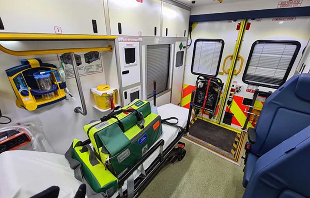 [Alt-teksti: ambulanssin sisällä paljon teknisiä varusteita.]