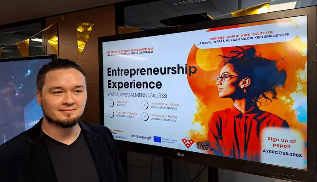 [Alt-teksti: mies näyttöskriinin edessä, skriinillä lukee entrepreneurship experience.]