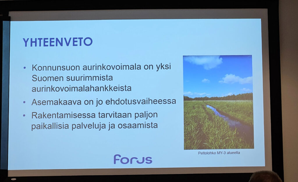 [Alt-teksti: näkymä esityksestä, tekstinä muun muassa konnunsuon aurinkovoimala on yksi suomen suurimmista aurinkovoimalahankkeista, rakentamisessa tarvitaan paljon paikallisia palveluja ja osaamista.]