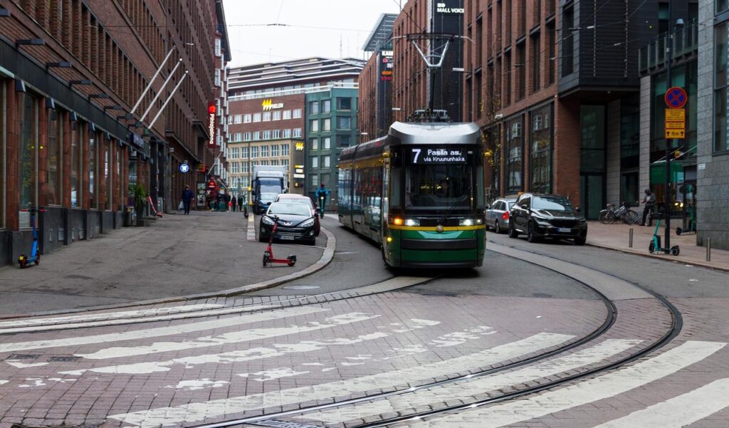 [Alt-teksti: katunäkymä Helsingistä, raitiovaunu numero 7 kulkemassa.]