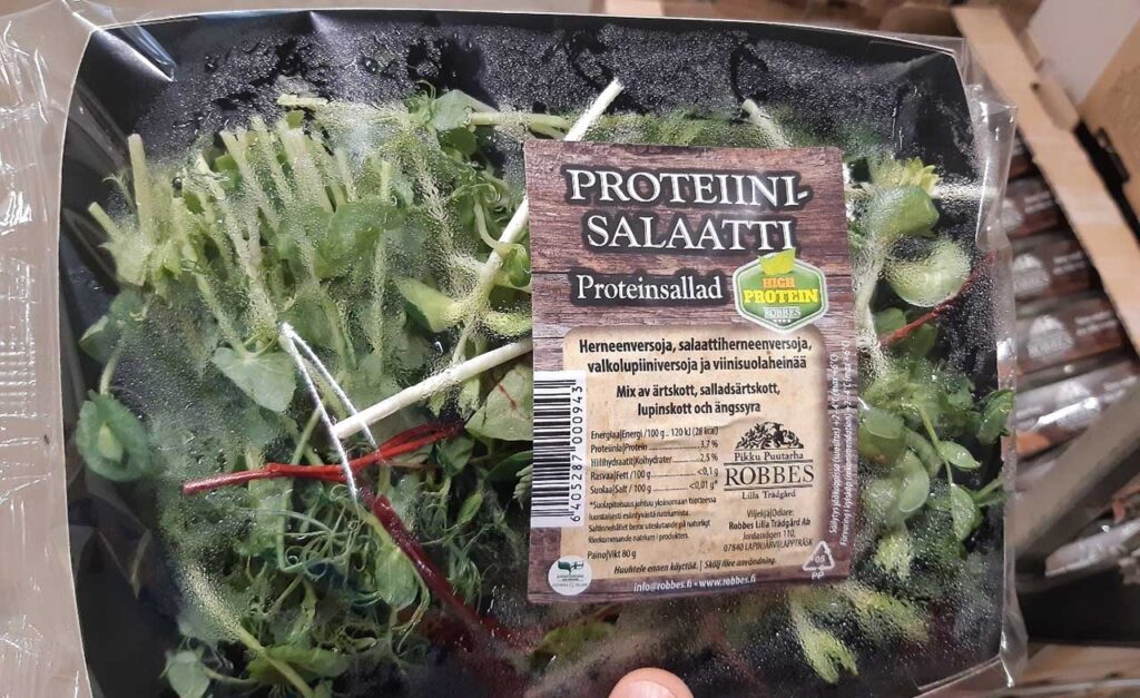 [Alt-teksti: salaattipakkaus, jonka etiketissä lukee proteiinisalaatti.]