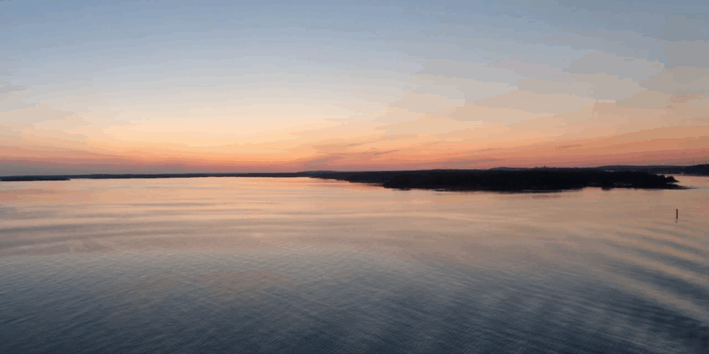 Itämeren saaristo auringonlaskun jälkeen.