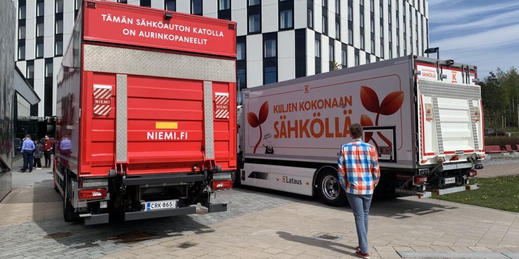 [Alt-text: Kaksi sähkörekkaa pysäköitynä.]