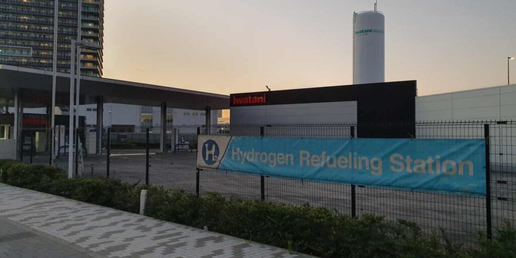Vetytankkausasema, jonka edessä aita ja aidassa teksti "Hydrogen Refueling Station".