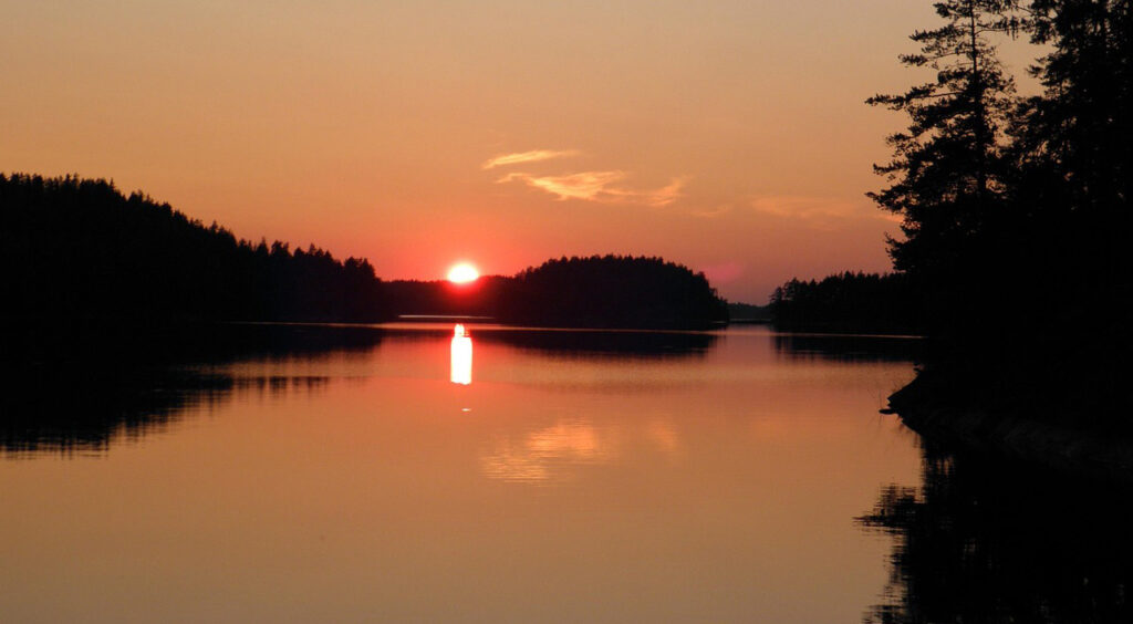 [Alt-teksti: tyyni järvenpinta auringonlaskun aikaan.]