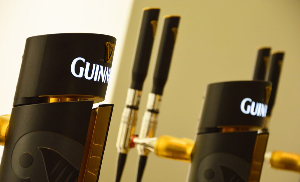 [Alt-teksti: oluthanoja, joissa näkyy guinness-tekstistä osa.]