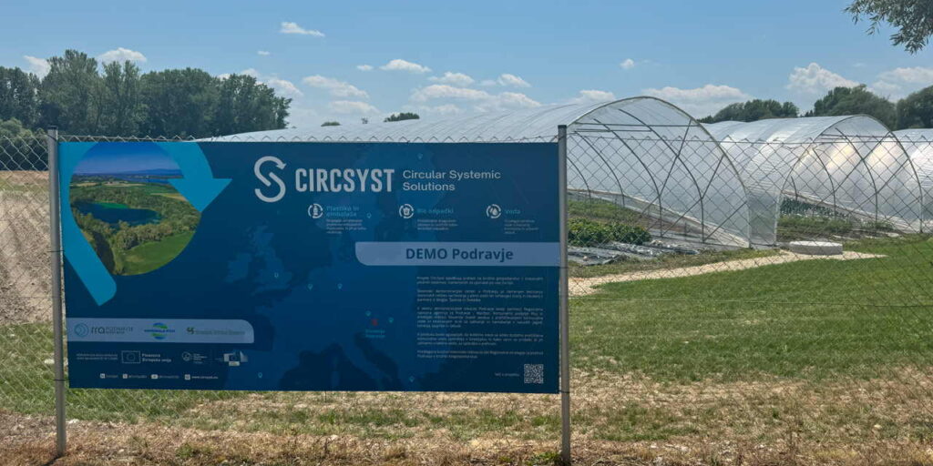 Kyltti CircSyst-hankkeen esimerkkiratkaisusta kiertotalousratkaisujen testaamiseen ja havainnollistamiseen. Taustalla koekasvihuoneet.