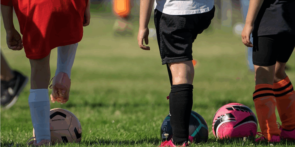 lapsia jalkapallokentällä