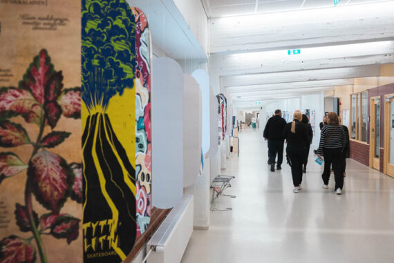 [alt-teksti: LAB-ammattikorkeakoulun Lahden Kampuksen käytävä sekä ihmisiä kävelemässä siinä.]