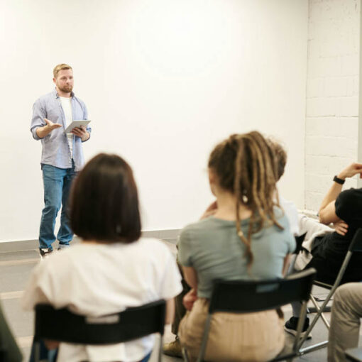 [alt-teksti: mies puhumassa luokkahuoneelle.]