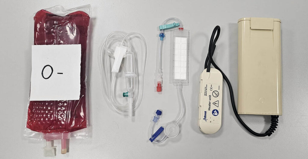 [Alt-teksti: hätäverensiirron hoitotarvikkeita pöydällä.]