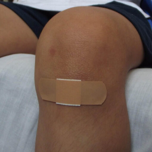 [Alt-teksi: laastari polvessa.]