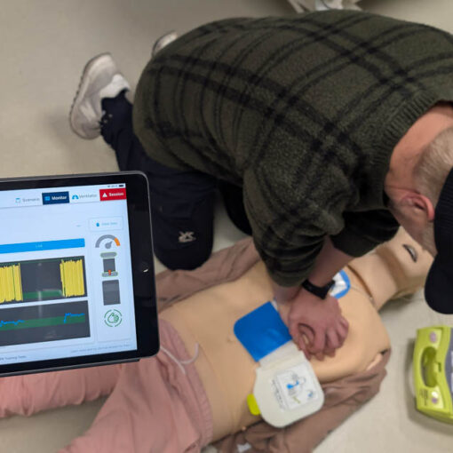 [Alt-teksti: Mies elvyttämässä harjoitusnukkea.]