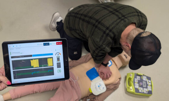 [Alt-teksti: Mies elvyttämässä harjoitusnukkea.]