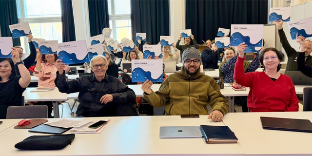 SOLA-hankkeen digitaalisten ratkaisujen koulutuksen osanottajia luokassa