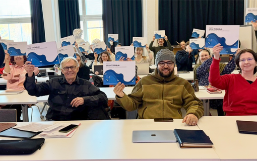 SOLA-hankkeen digitaalisten ratkaisujen koulutuksen osanottajia luokassa