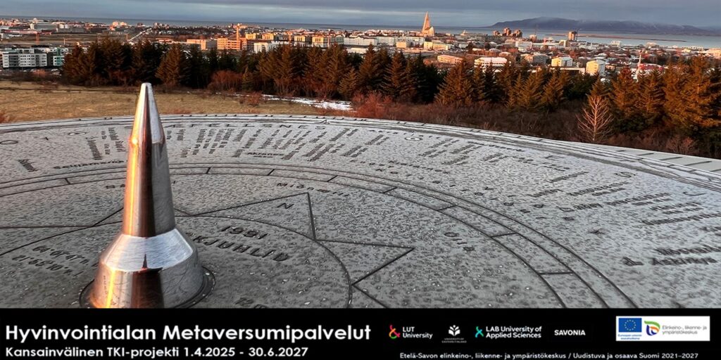Etualalla kivinen kompassi, taustalla Reykjavikin kaupunki syksyisissä väreissä