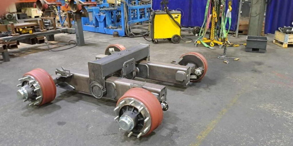 Työhalli, jonka keskellä metallisia koneenosia.