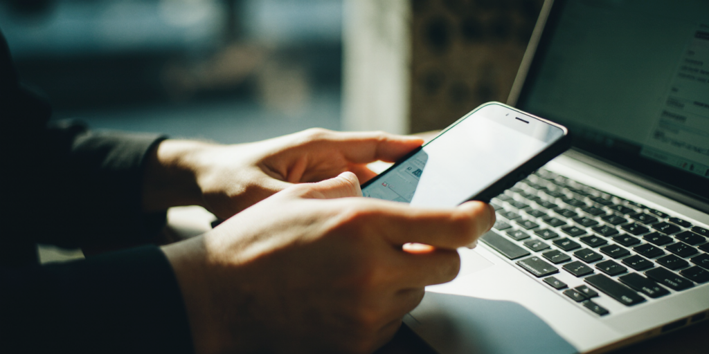 Puhelimen ja tietokoneen käyttäjä