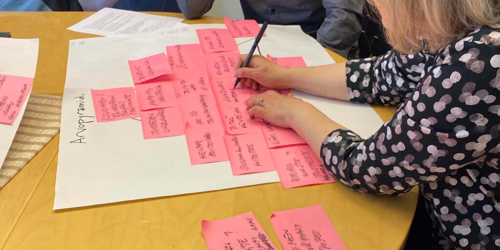 Työpajatyöskentelyä yrityksen tiloissa.