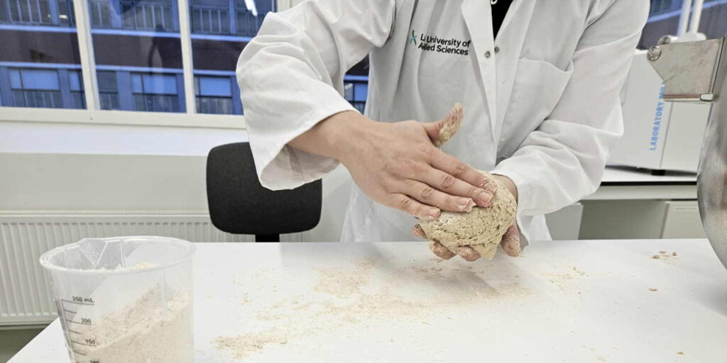 Kaurataikinan leivontaa pöydän ääressä.