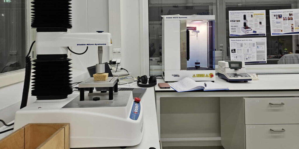 Kauraleivontatutkimuksessa käytettäviä laboratoriolaitteita.