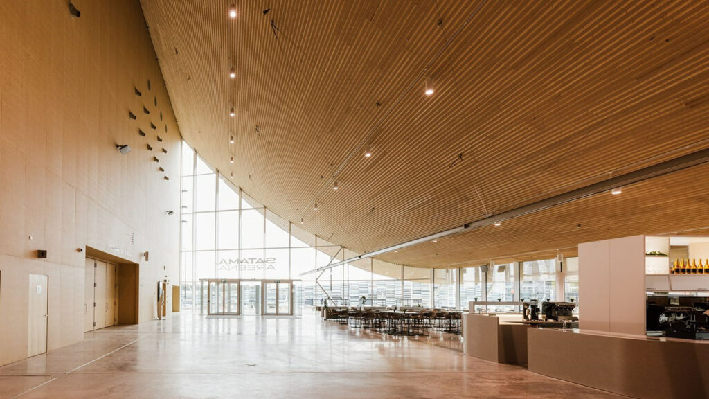 [Alt-teksti: aulatila, jonka yllä kaartuu massiivinen puunvärinen katto.]