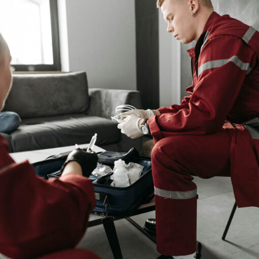 [Alt-teksi: kaksi ensihoitajaa työtauolla.]