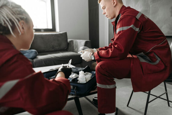 [Alt-teksi: kaksi ensihoitajaa työtauolla.]