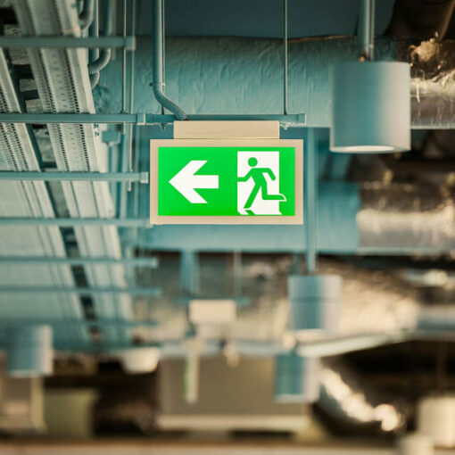 [Alt-teksti: hätäpoistumiestien kyltti.]