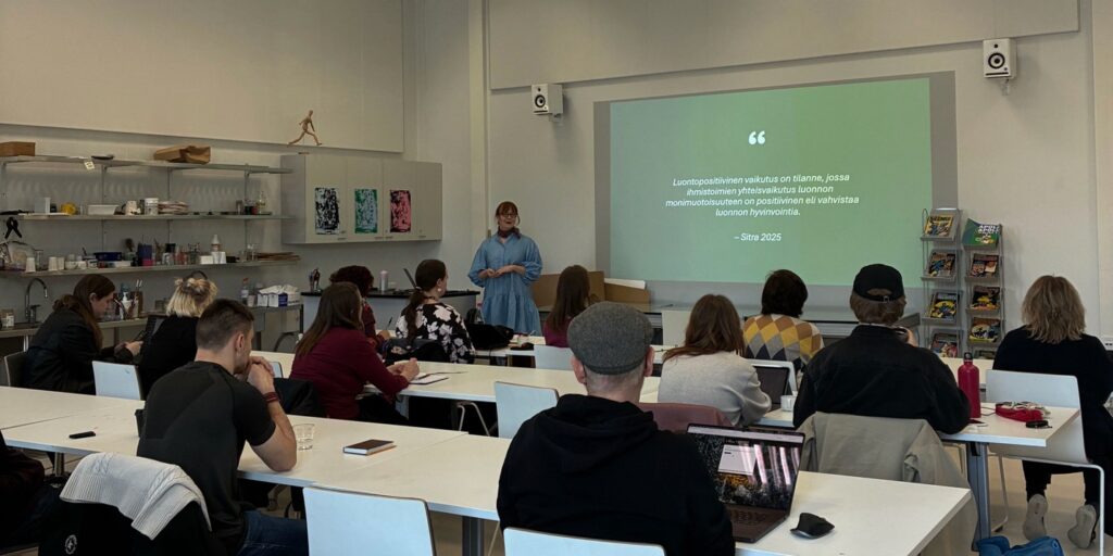 Luokkatila, jossa henkilöt seuraavat luentoa.  