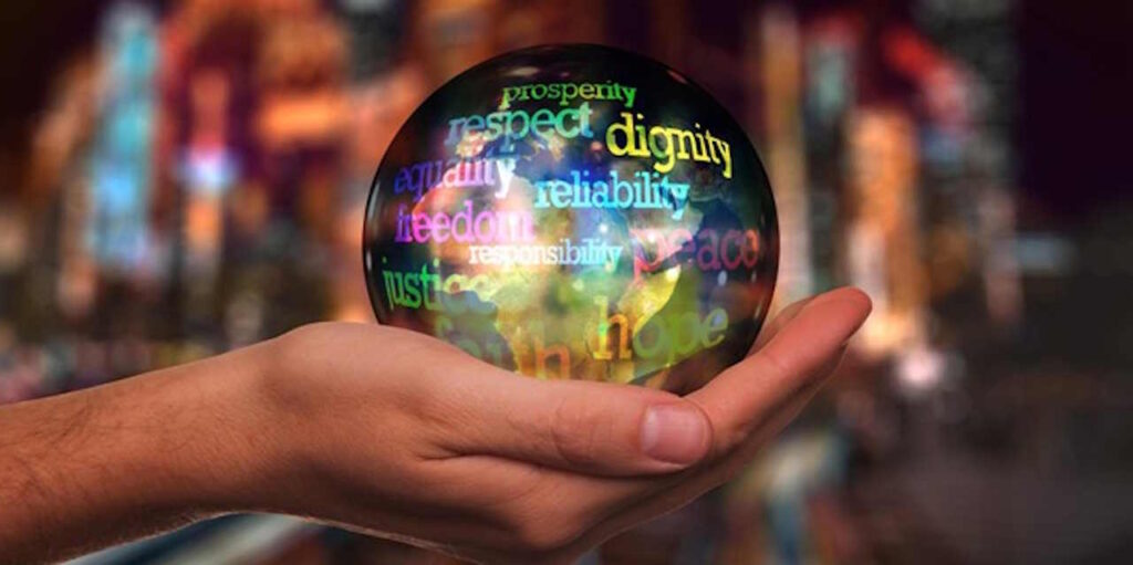 Käsi pitelee lasipalloa, jossa lukee mm. reliability, freedom ja responsibility.