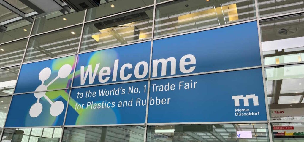 Suurikokoinen kyltti, jossa lukee Welcome to the world's No. 1 trade fair for plastics and rubber.
