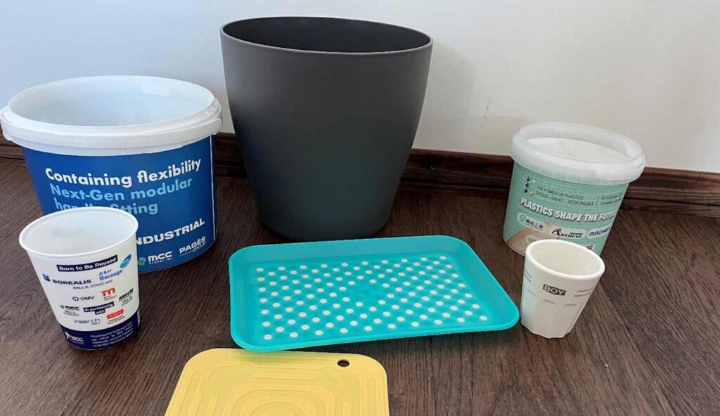 Erilaisia muovisia tuotteita, kuten mukeja ja ämpäreitä.