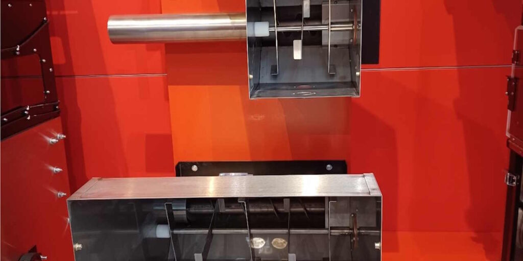 Punainen metallinen laite.