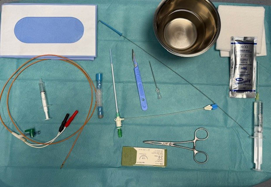 [Alt-teksti: sinisellä kankaalla suojatulla steriilipöydällä tahdistimen asennusta vaativia työvälineitä.]